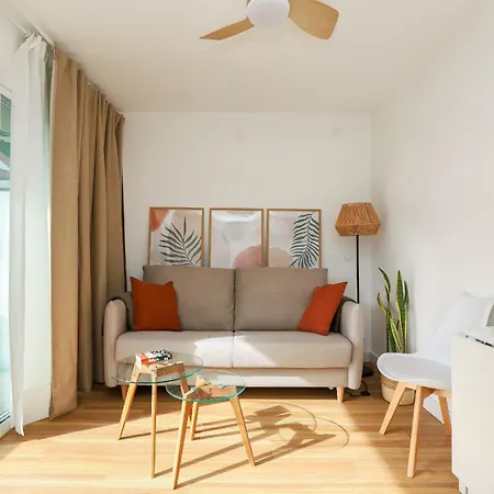 Centre, Renovated, 200m Apartment
